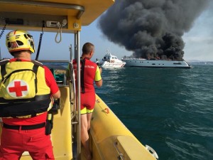 Yacht in fiamme a Teramo: salvati gli 8 naufraghi. FOTO e VIDEO