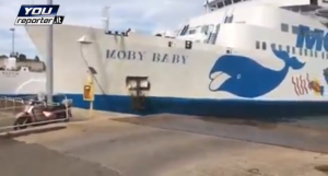 Incidente del traghetto Moby Baby contro la banchina: che botta! Video