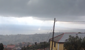 Emergenza maltempo. Tromba d’aria in mare e tronchi giganti in acqua. VIDEO