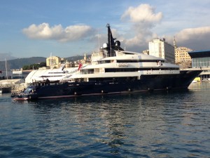 Il megayacht Seven Seas in manovra a Genova: FOTO e VIDEO