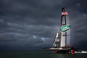 America’s Cup: gli inglesi volano ma…scuffiano!