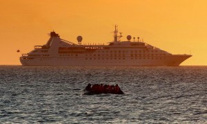 Yannis Behrakis è il fotografo dell’anno per The Guardian: le sue foto parlando di uomini, mare e sofferenza