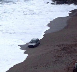 Come fermare la Panda in spiaggia e vederla travolta dal mare. VIDEO