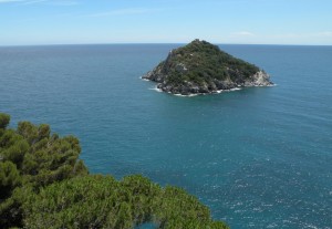 Un weekend in barca a vela tra la Gallinara e Bergeggi