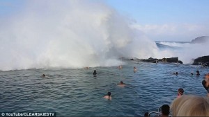 Australia: onda gigante si infrange sui bagnanti