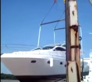 Yacht distrutto durante il varo: guarda il video!