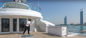 Quando il drone sbatte sullo yacht… Che botta! VIDEO