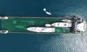 Super Servant, la nave trasporta yacht: lo spettacolare VIDEO dal drone