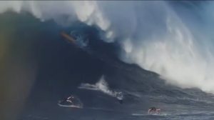 Hawaii: onda gigante si abbatte su un gruppo di surfisti