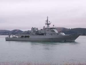 Hmnzs Otago, nave militare neozelandese, travolta da onda gigante