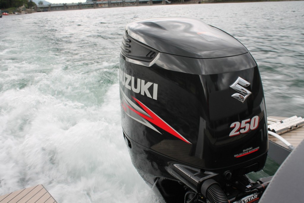 Marco, tecnico di Suzuki Marine, mentre spiega le manutenzioni per i motori fuoribordo suzuki