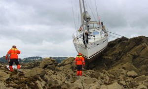 Ops! Forse c’era una roccia, spettacolare incaglio in Bretagna