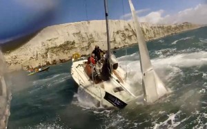 Barca affonda davanti alle telecamere alla Round the Island Race. VIDEO