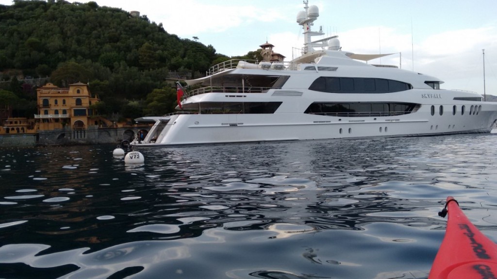 Megayacht Skyfall, foto da kayak