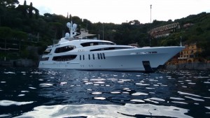 Che incontri in kayak: ecco il megayacht Skyfall!