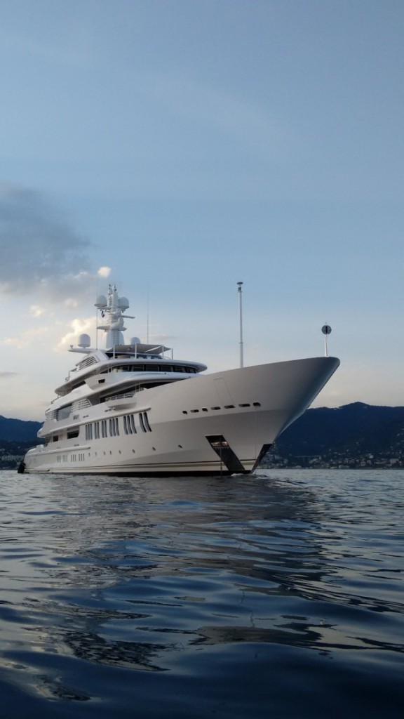 Megayacht Infinity, 86 metri di lusso. Foto realizzata da kayak