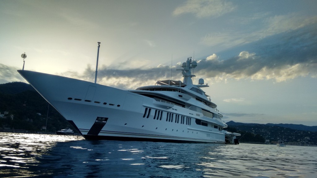 Megayacht Infinity, foto realizzata da kayak