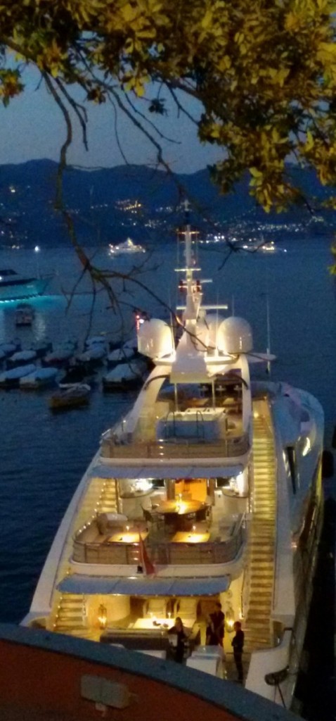 Vista dall'alto del megayacht Rola