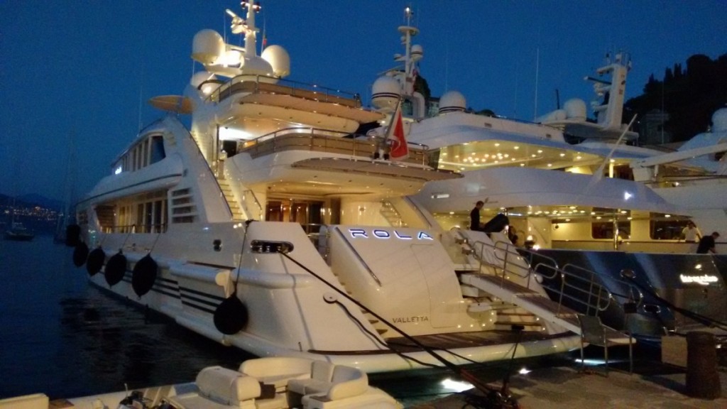 Megayacht Rola in piazzetta a Portofino