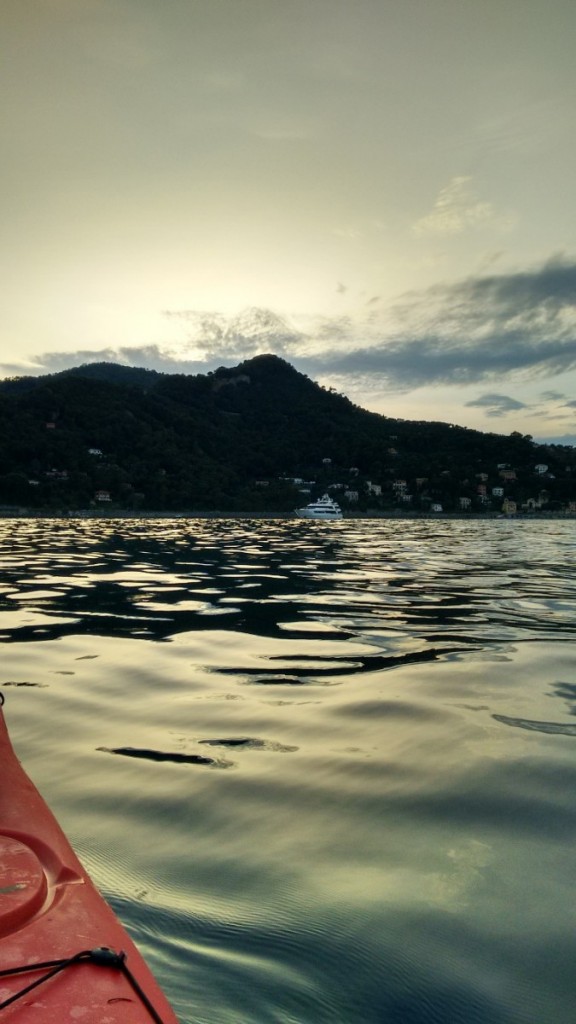 Portofino in kayak: megayacht all'orizzonte