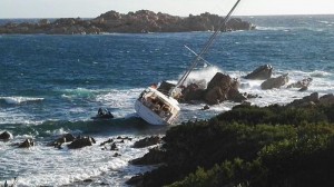 Dufour 460 GL a scogli: il maestrale colpisce ancora in Sardegna