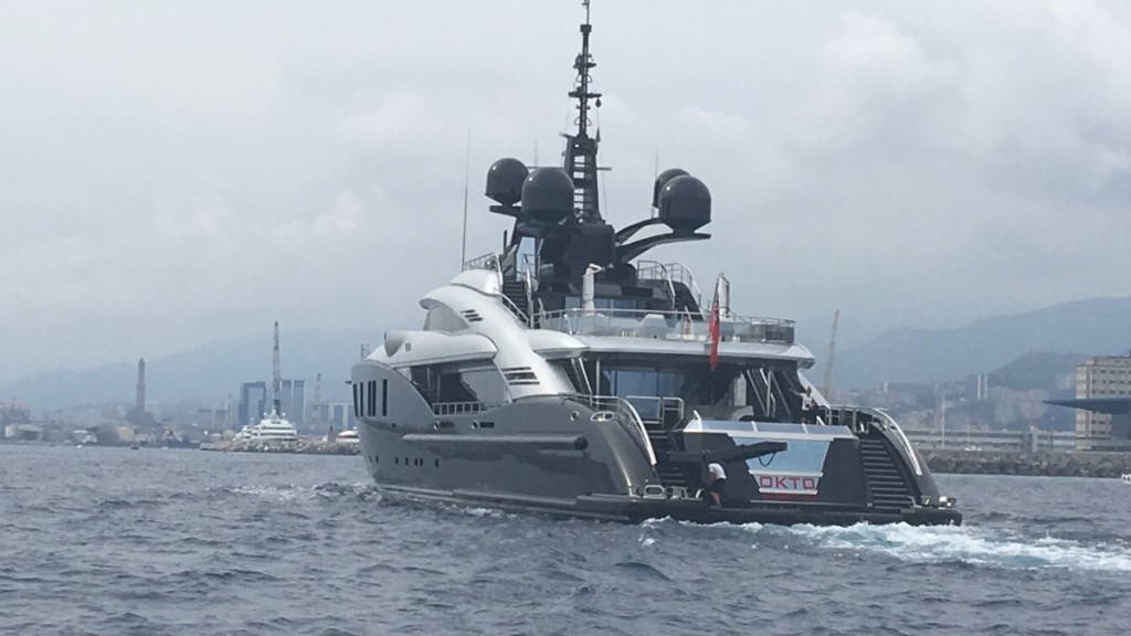 Il megayacht OKTO e sullo sfondo la Lanterna