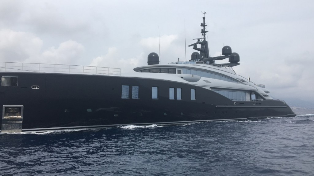 Impossibile non notare il megayacht Okto