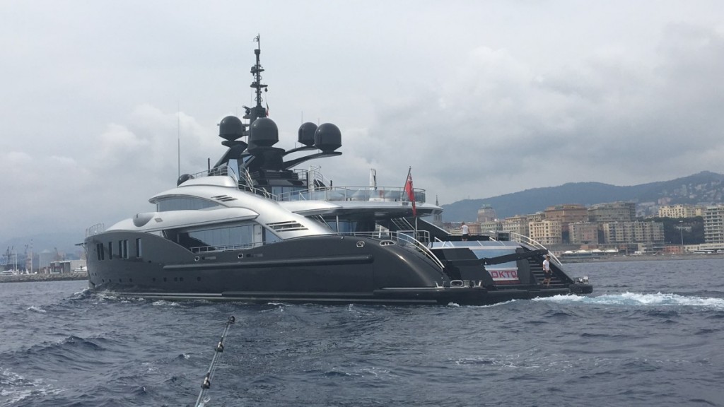 Il megayacht Okto verso Genova