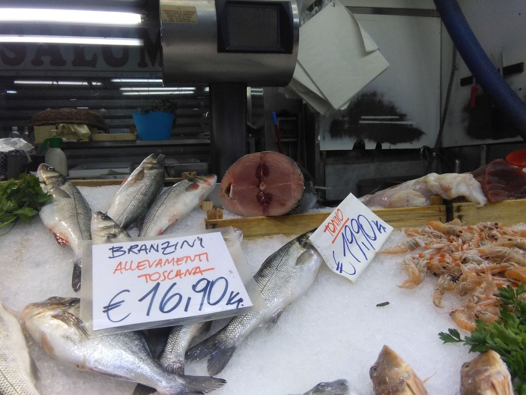 Ecco come appaiono i banchi del pesce delle pescherie genovesi: sullo sfondo, un trancio di tonno rosso.