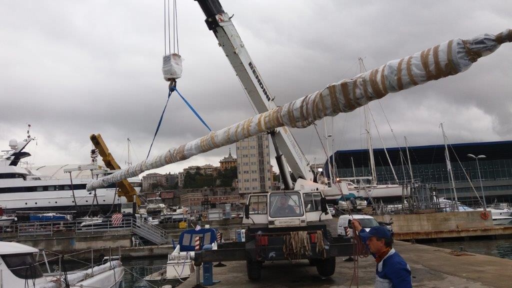 L'imbarco dell'albero del catamarano