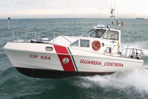 Barca alla deriva al largo di Savona: 2 pescatori salvati dalla Guardia Costiera