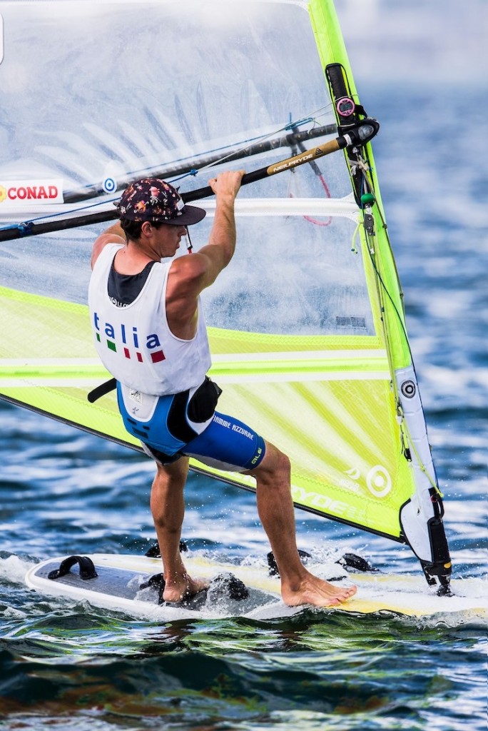 Mattia Camboni sull'Rs:X durante la regata a Miami.