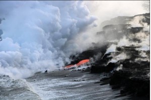 Spettacolo della natura alle Hawaii: quando la lava incontra il mare…