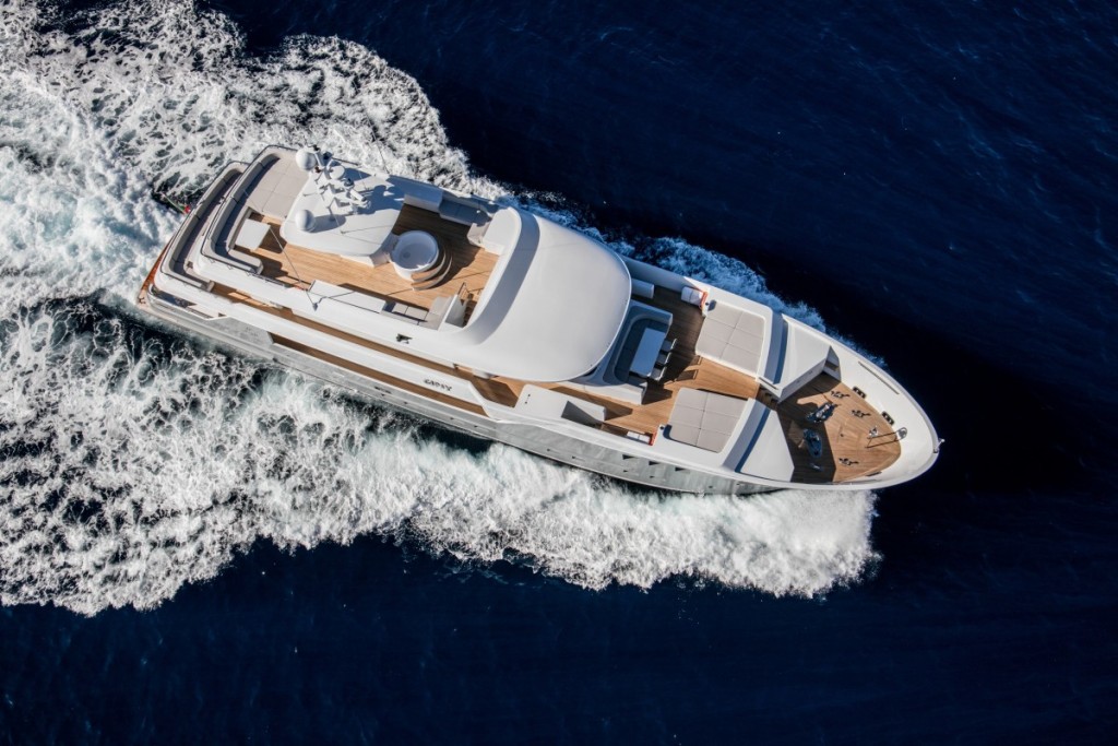 Un suggestivo scatto dall'alto di M/Y Gipsy in navigazione