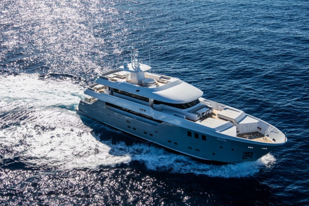 Prospettiva laterale di M/Y Gipsy in navigazione