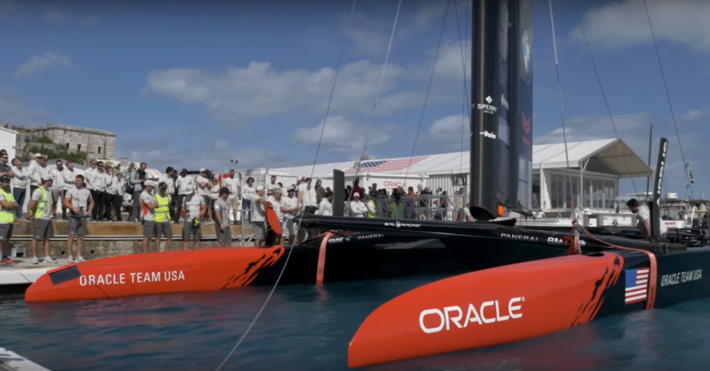 Il momento del varo del catamarano di Oracle Team Usa 