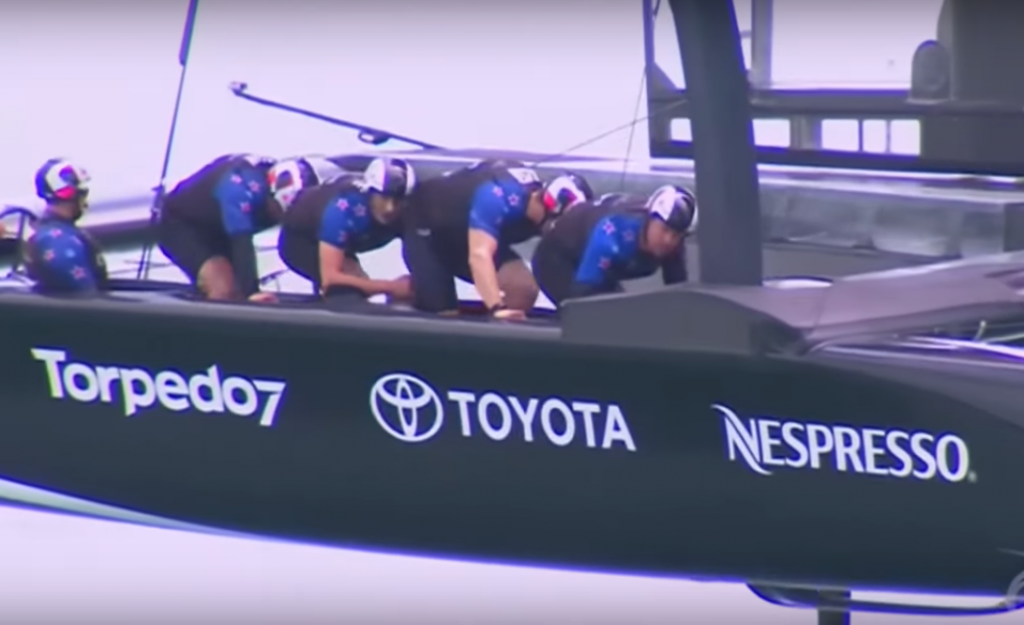 L'equipaggio sui grinder a pedali installati a bordo dell'AC50  di Emirates Team New Zealand