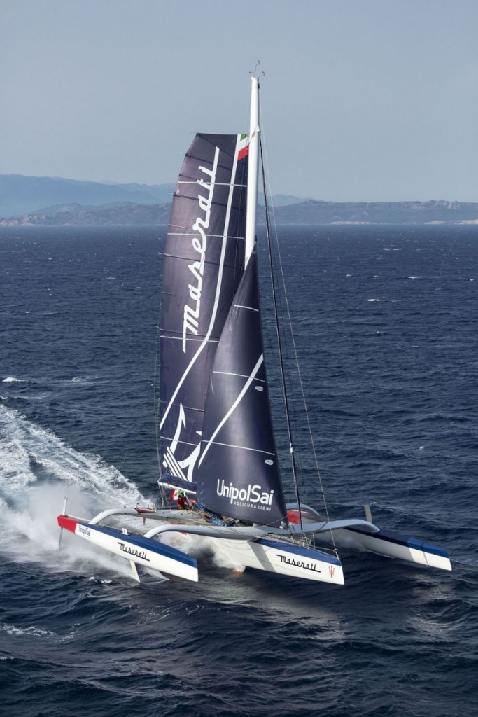 Il trimarano Maserati Multi70 mentre si solleva dall'acqua grazie al sistema foil