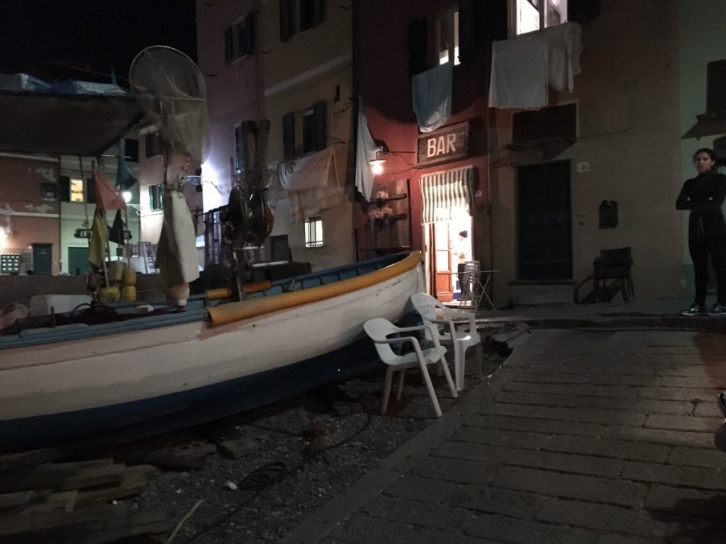 La scenografia anni '60 per il film su De André a Boccadasse