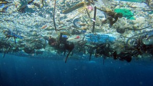 Plastica che galleggia nell'oceano