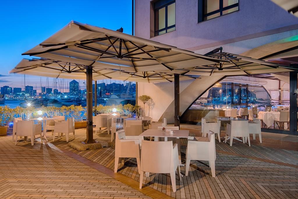 La terrazza esterna del NH Collection Genova Marina nel Porto Antico di Genova