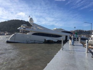 Mega yacht di 34 metri affonda nel porto di Maiorca-Video