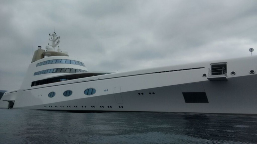 Megayacht A, foto laterale.