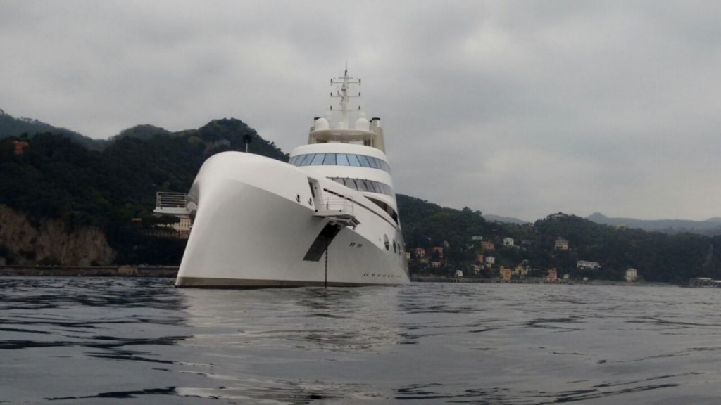 Megayacht A: prua dell'unità.