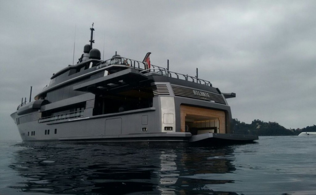 Megayacht Atlante a Portofino: foto da kayak.