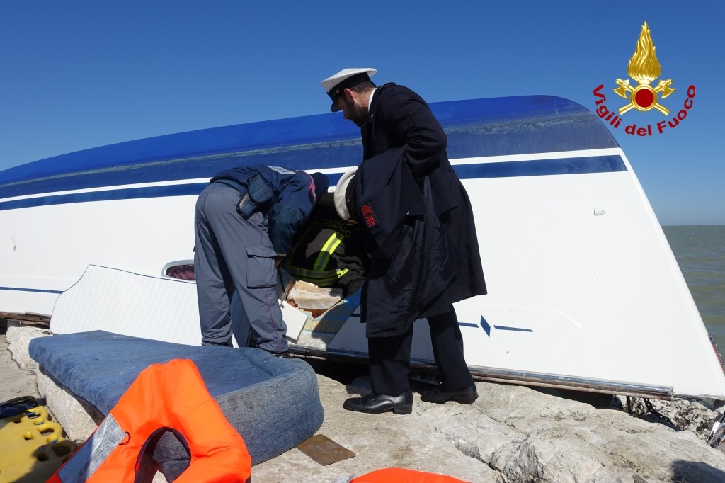 Fase di ricerca di elementi utili a capire la dinamica del naufragio avvenuto a Rimini, da parte della Capitaneria di Porto