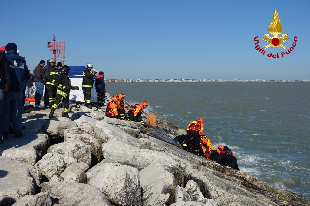 Operazioni di recupero dei Vigili del Fuoco a Rimini, dopo il naufragio