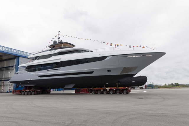 Un momento della movimentazione del mega yacht Mangusta 42 Oceano, prima del varo