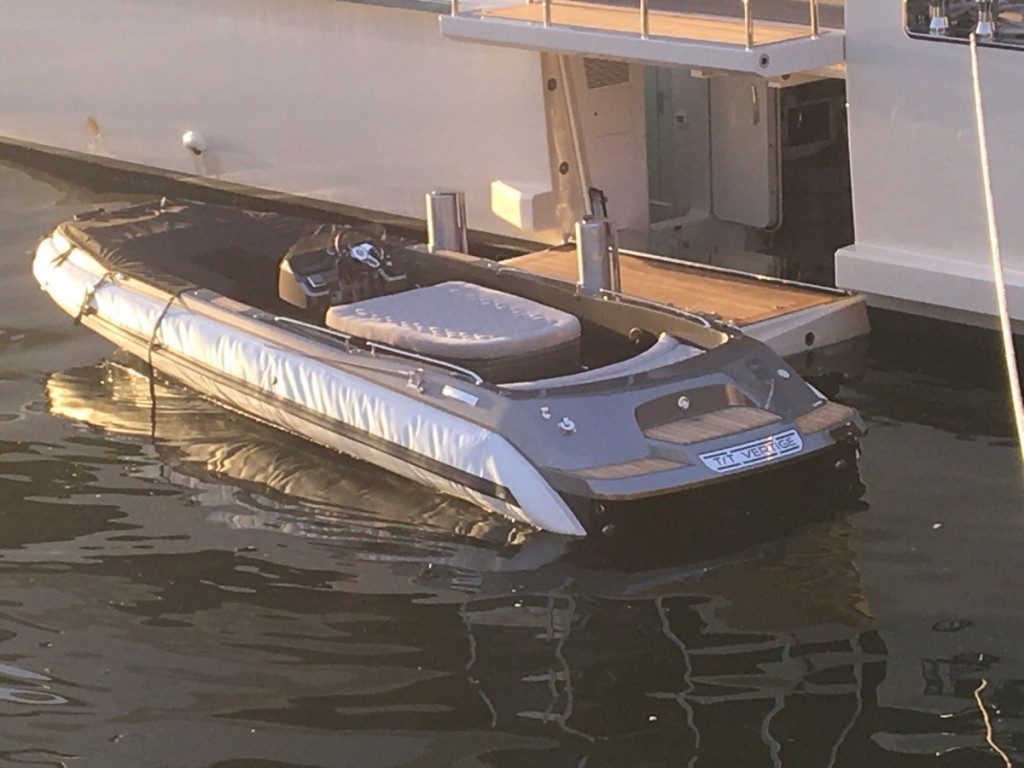 Il tender del mega yacht Tankoa Vertige 