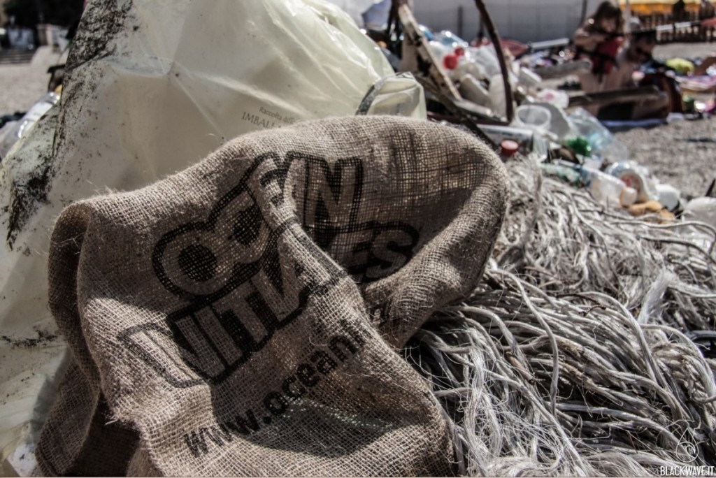 Un sacco per la raccolta dei rifiuti di Surfrider Initiatives a Recco